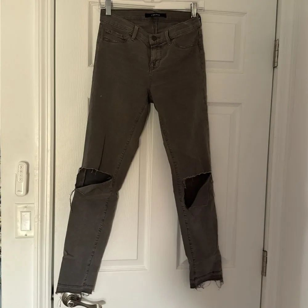 J Brand Women's Skinny Jeans in Gray Size 25 LIKE NEW Ripped Knees